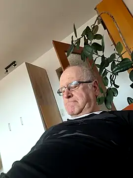 Milkasahne64 online show from 02-15-26, 01:52