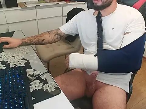 Snapshot of prezydentcam chatting on 10-13-25, 08:36 prezydentcam online show from 10-13-25, 08:36