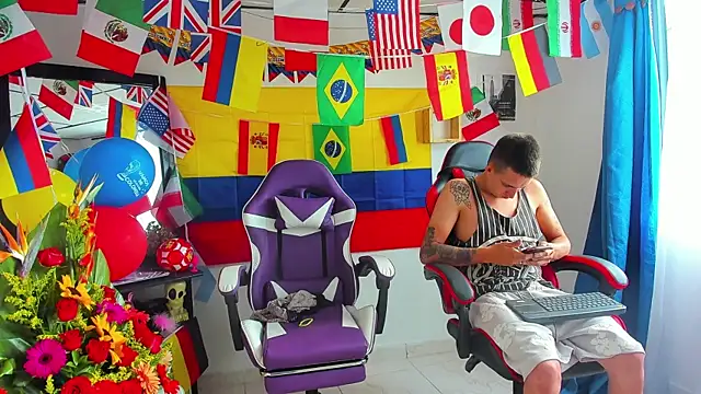 Snapshot of parejacaliente20154 chatting on 06-22-26, 01:08 parejacaliente20154 online show from 06-22-26, 01:08