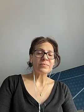 Snapshot of BeautifulMesss chatting on 04-14-26, 08:37 BeautifulMesss online show from 04-14-26, 08:37