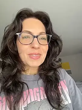 Snapshot of BeautifulMesss chatting on 04-15-26, 04:47 BeautifulMesss online show from 04-15-26, 04:47