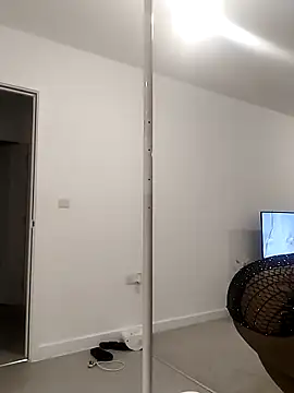 Snapshot of Cinderella_Jewels_ chatting on 04-05-26, 08:17 Cinderella Jewels online show from 04-05-26, 08:17