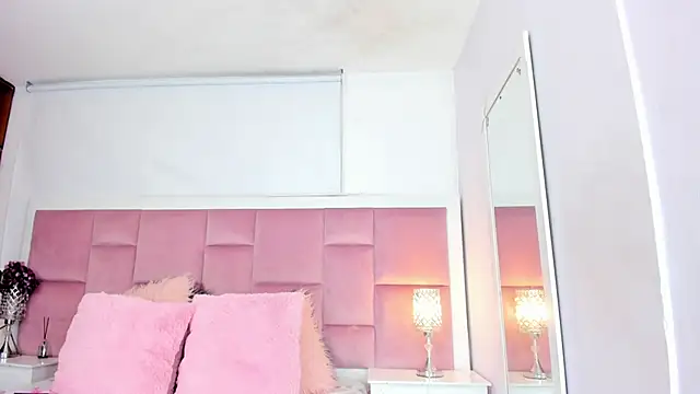 DaphneLloyd online show from 12-19-24, 08:44