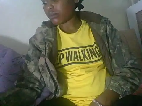 Snapshot of Candykitten chatting on 12-21-25, 05:03 Candykitten online show from 12-21-25, 05:03