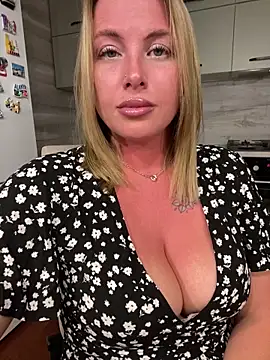 Snapshot of Cute_Hot_Alice chatting on 06-22-26, 08:17 Cute Hot Alice online show from 06-22-26, 08:17