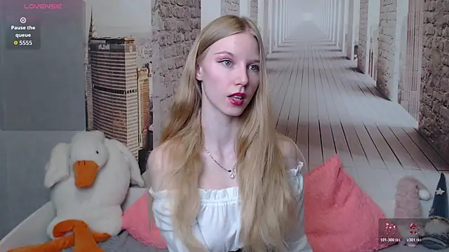 Cutieblondegirl online show from 04-04-26, 04:48