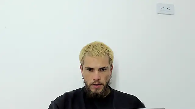 Snapshot of Beard_xox chatting on 06-20-26, 02:25 Beard xox online show from 06-20-26, 02:25