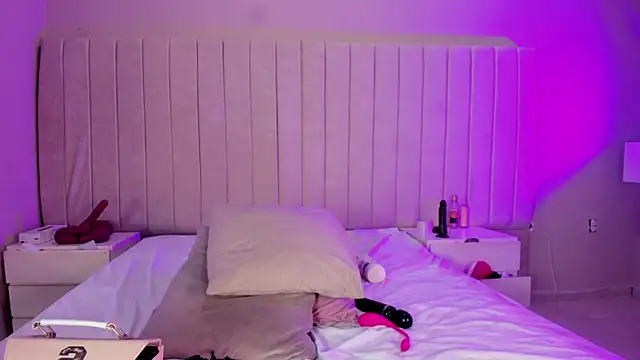 Snapshot of Littleolivia_ chatting on 01-07-26, 12:51 Littleolivia online show from 01-07-26, 12:51