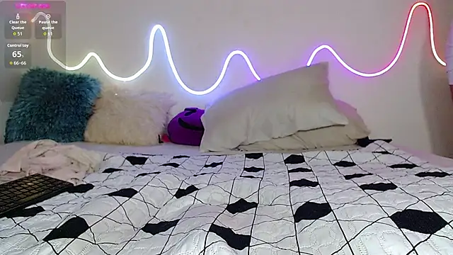 Snapshot of bobsexy08 chatting on 10-24-25, 12:01 bobsexy08 online show from 10-24-25, 12:01