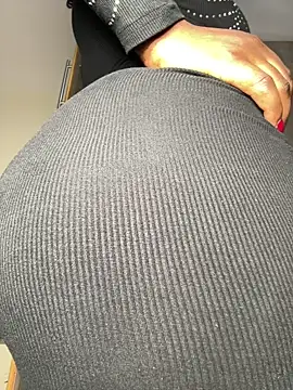 Hugemassivebootie online show from 07-12-26, 06:10