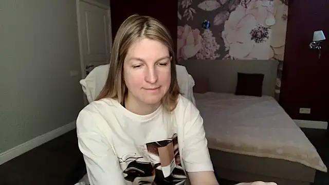 EmilyWalkeri online show from 05-06-26, 07:02