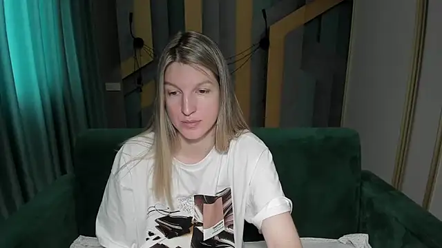 EmilyWalkeri online show from 05-13-26, 06:44