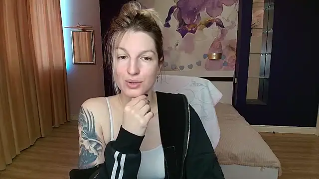 EmilyWalkeri online show from 05-17-26, 07:17