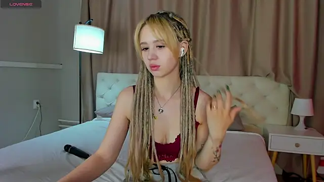 Snapshot of Valerie_Woods chatting on 06-19-26, 12:37 Valerie Woods online show from 06-19-26, 12:37