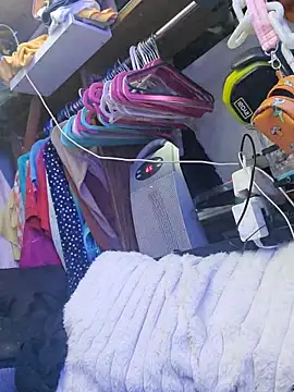 gurlnips online show from 01-10-26, 01:24