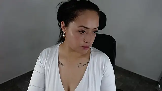 jjulietha95 online show from 06-19-26, 01:43