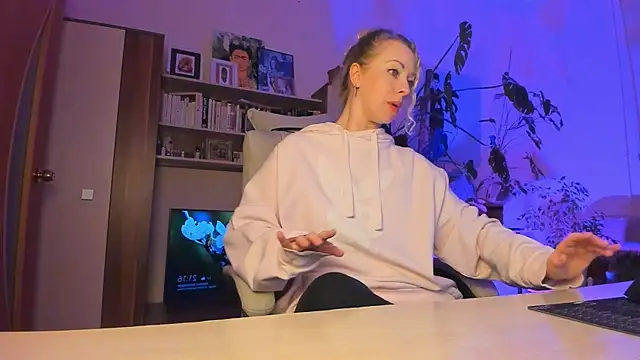 LylithSkye online show from 04-17-26, 05:16