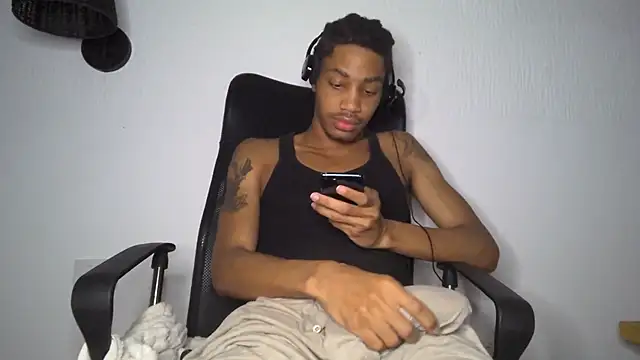Snapshot of Skinnyblackman chatting on 06-13-26, 04:43 Skinnyblackman online show from 06-13-26, 04:43