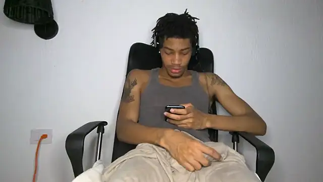 Snapshot of Skinnyblackman chatting on 06-18-26, 04:13 Skinnyblackman online show from 06-18-26, 04:13
