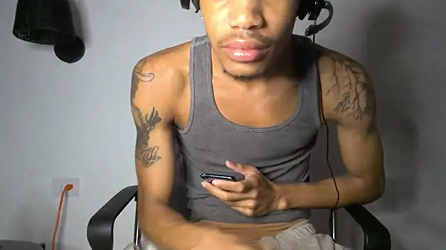 Snapshot of Skinnyblackman chatting on 06-25-26, 02:33 Skinnyblackman online show from 06-25-26, 02:33