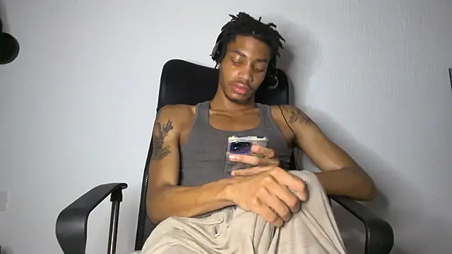 Snapshot of Skinnyblackman chatting on 06-26-26, 02:49 Skinnyblackman online show from 06-26-26, 02:49
