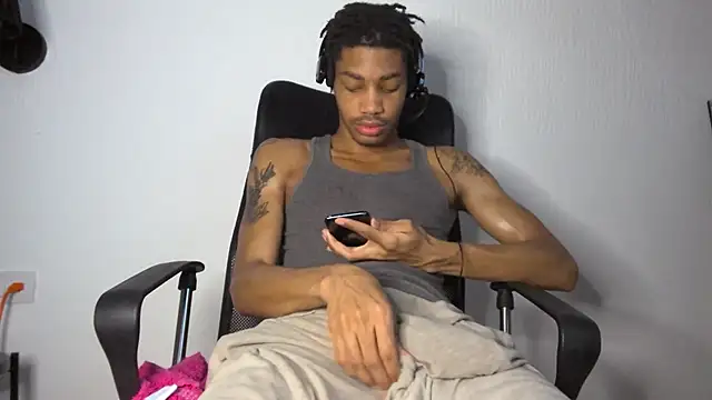 Snapshot of Skinnyblackman chatting on 07-04-26, 02:40 Skinnyblackman online show from 07-04-26, 02:40