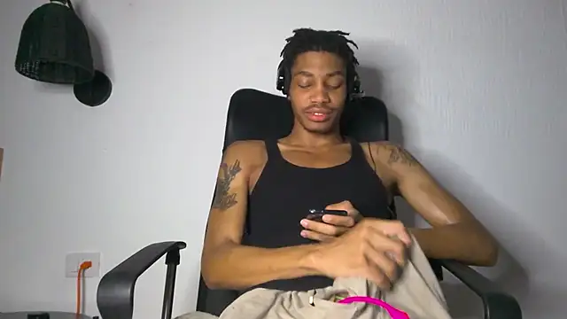 Snapshot of Skinnyblackman chatting on 07-09-26, 02:15 Skinnyblackman online show from 07-09-26, 02:15