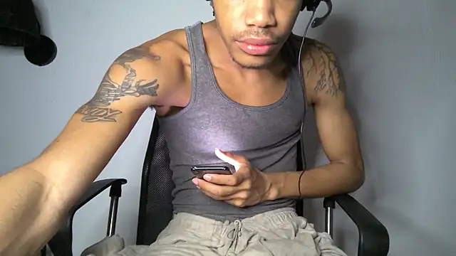 Snapshot of Skinnyblackman chatting on 07-10-26, 04:06 Skinnyblackman online show from 07-10-26, 04:06