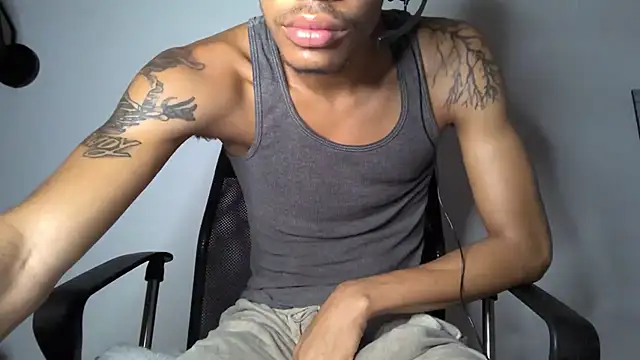Snapshot of Skinnyblackman chatting on 07-12-26, 02:46 Skinnyblackman online show from 07-12-26, 02:46