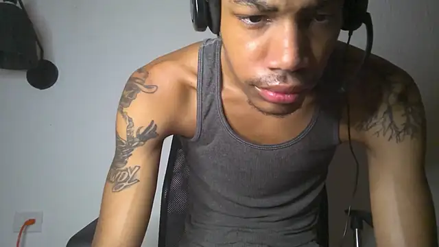 Snapshot of Skinnyblackman chatting on 07-16-26, 02:39 Skinnyblackman online show from 07-16-26, 02:39