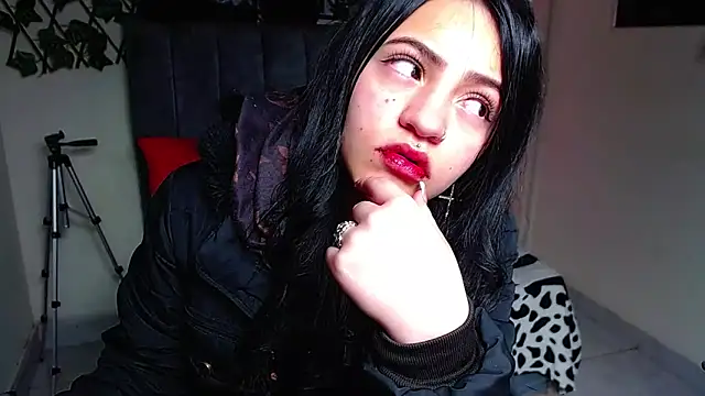 Snapshot of Violettasquirt chatting on 06-22-26, 01:30 Violettasquirt online show from 06-22-26, 01:30