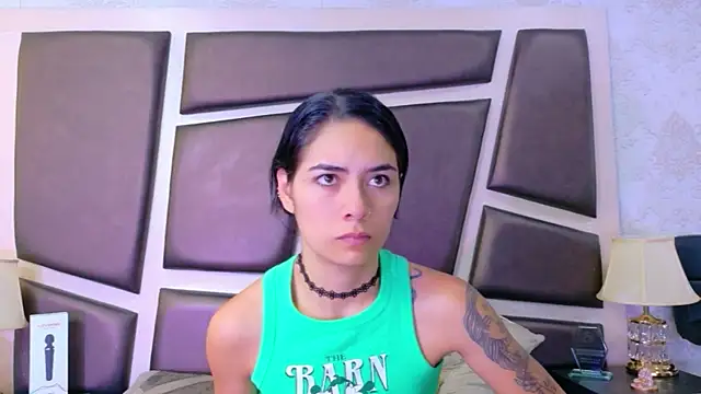 Snapshot of NicoleEsposito chatting on 06-18-26, 01:48 NicoleEsposito online show from 06-18-26, 01:48