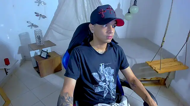 Snapshot of Brand_habes chatting on 06-18-26, 12:44 Brand habes online show from 06-18-26, 12:44