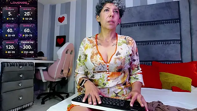 Julianewell online show from 05-06-26, 12:21