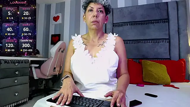 Julianewell online show from 05-08-26, 12:32