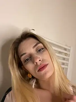 Snapshot of Lolitaxlola chatting on 04-18-26, 01:42 Lolitaxlola online show from 04-18-26, 01:42