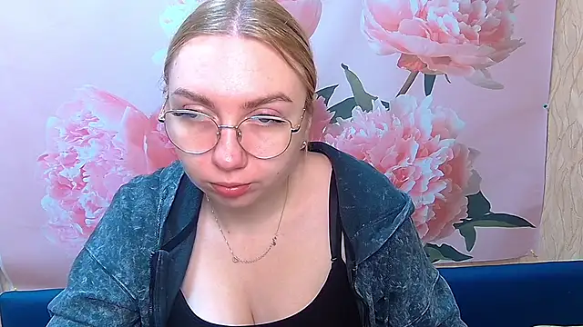 BeatriceFly online show from 09-15-25, 05:40