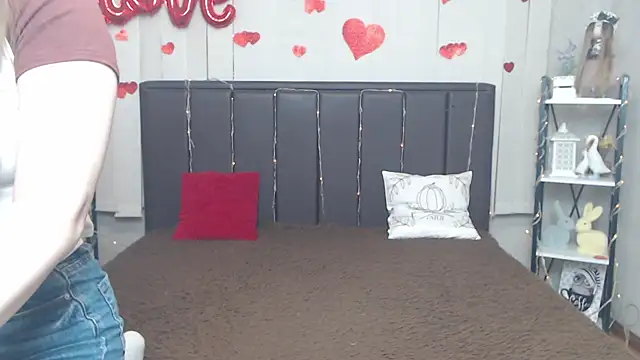 LauraHlot online show from 05-13-26, 05:49