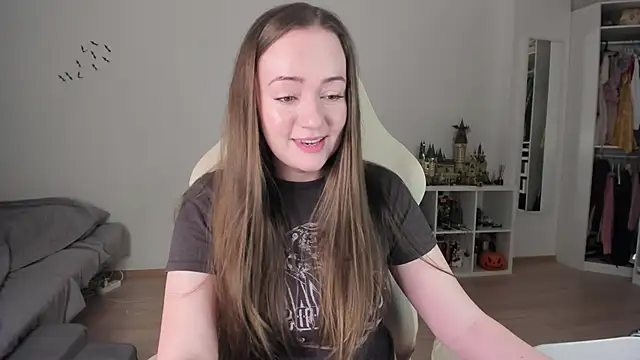 WalkingGirl online show from 11-30-25, 04:44