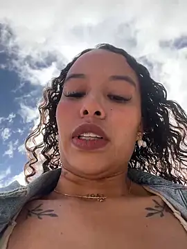 Snapshot of MarieLeon chatting on 01-15-26, 08:01 MarieLeon online show from 01-15-26, 08:01