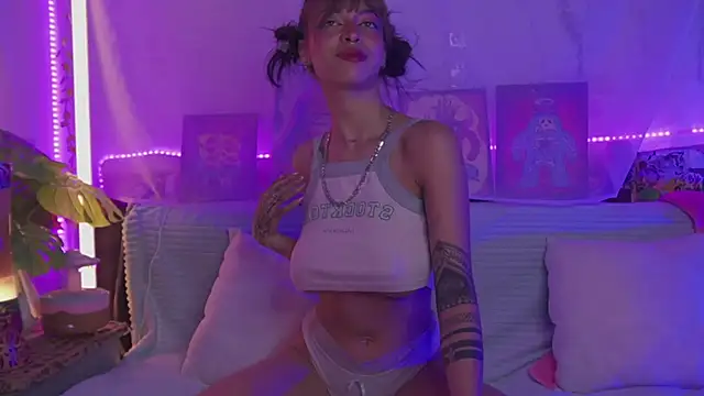 Snapshot of Kitty_arts chatting on 01-15-25, 04:21 Kitty arts online show from 01-15-25, 04:21