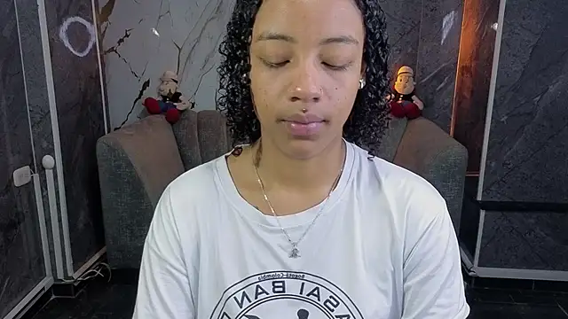 Snapshot of Violeth_b chatting on 06-16-26, 01:25 Violeth b online show from 06-16-26, 01:25