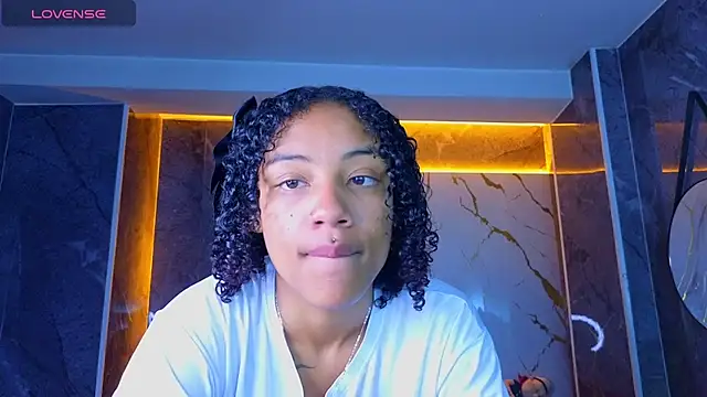 Snapshot of Violeth_b chatting on 06-27-26, 01:28 Violeth b online show from 06-27-26, 01:28