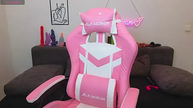 Snapshot of Milas_Dreams chatting on 10-16-25, 07:37 Milas Dreams online show from 10-16-25, 07:37