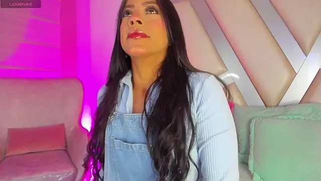 Amber villalobos  online show from 05-17-26, 04:43