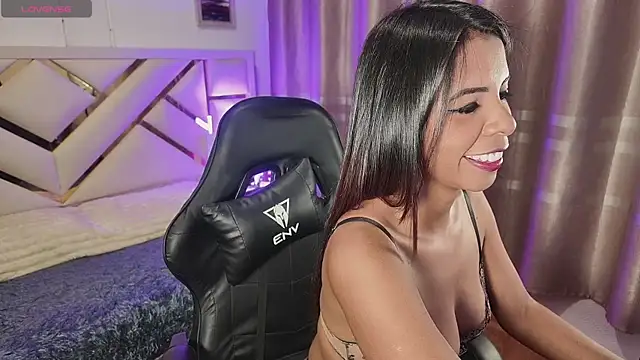 carolineamber  online show from 06-03-26, 01:08