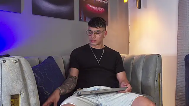 Snapshot of joseph_boy chatting on 04-12-26, 11:37 joseph boy online show from 04-12-26, 11:37