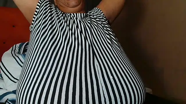 Snapshot of tinagiant chatting on 03-10-26, 05:56 tinagiant online show from 03-10-26, 05:56