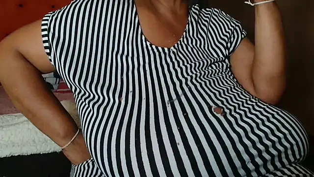 Snapshot of tinagiant chatting on 03-17-26, 07:28 tinagiant online show from 03-17-26, 07:28