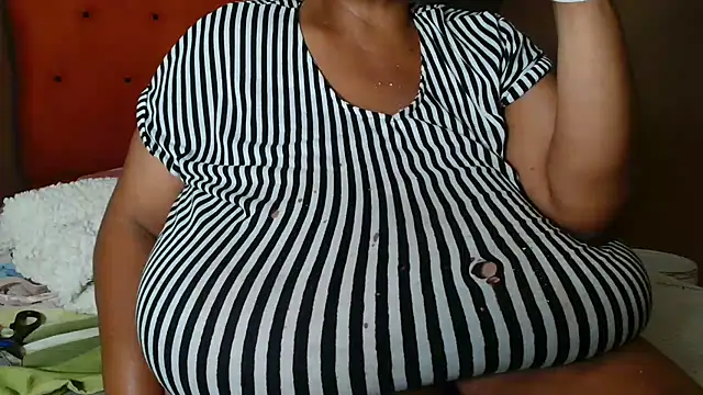 Snapshot of tinagiant chatting on 03-19-26, 10:03 tinagiant online show from 03-19-26, 10:03